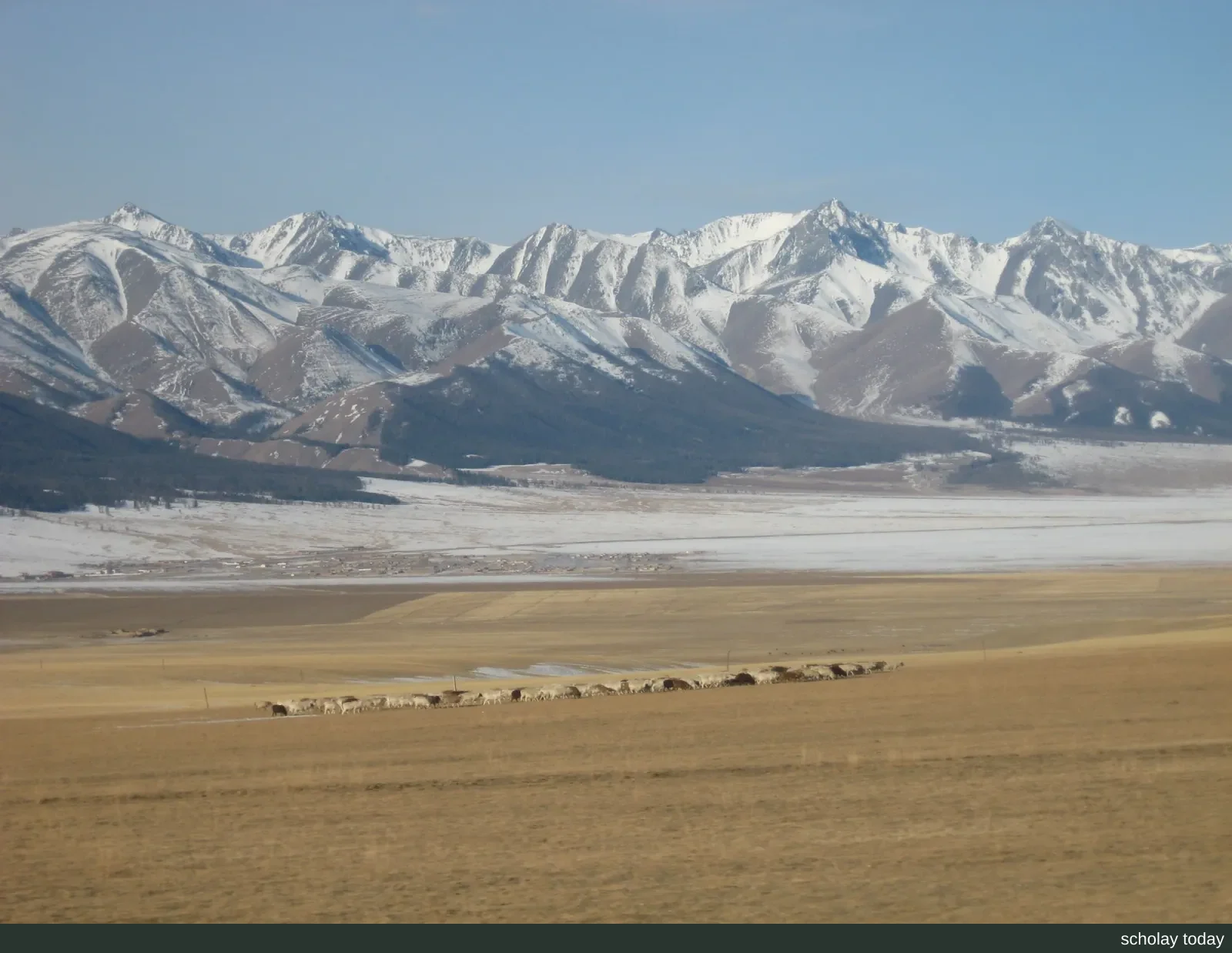 2007年2月从S302公路拍摄的巴里坤山东北侧山体,这段山脉属于新疆东天山