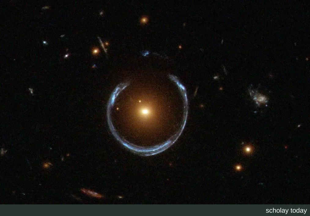 哈勃望远镜拍摄的宇宙马蹄铁:中央红色星系周围,遥远蓝色星系的光被弯成近乎闭合的蓝色马蹄形圆环