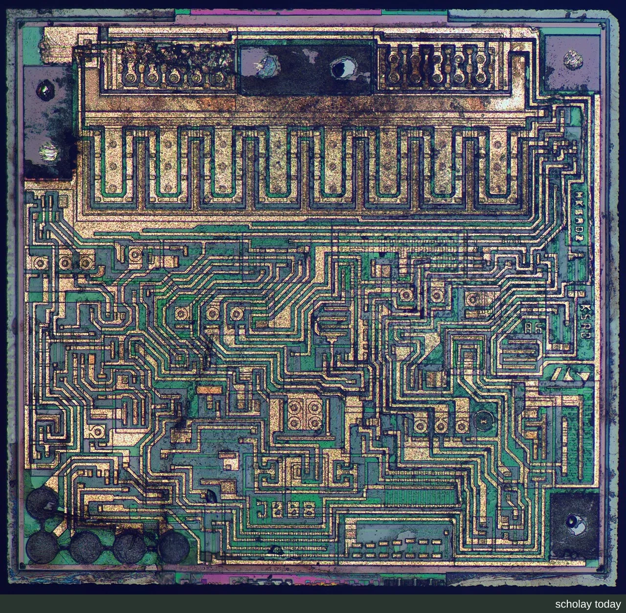 LM1117 稳压器芯片裸片的高分辨率显微照片,呈现金属互连走线与晶体管区域