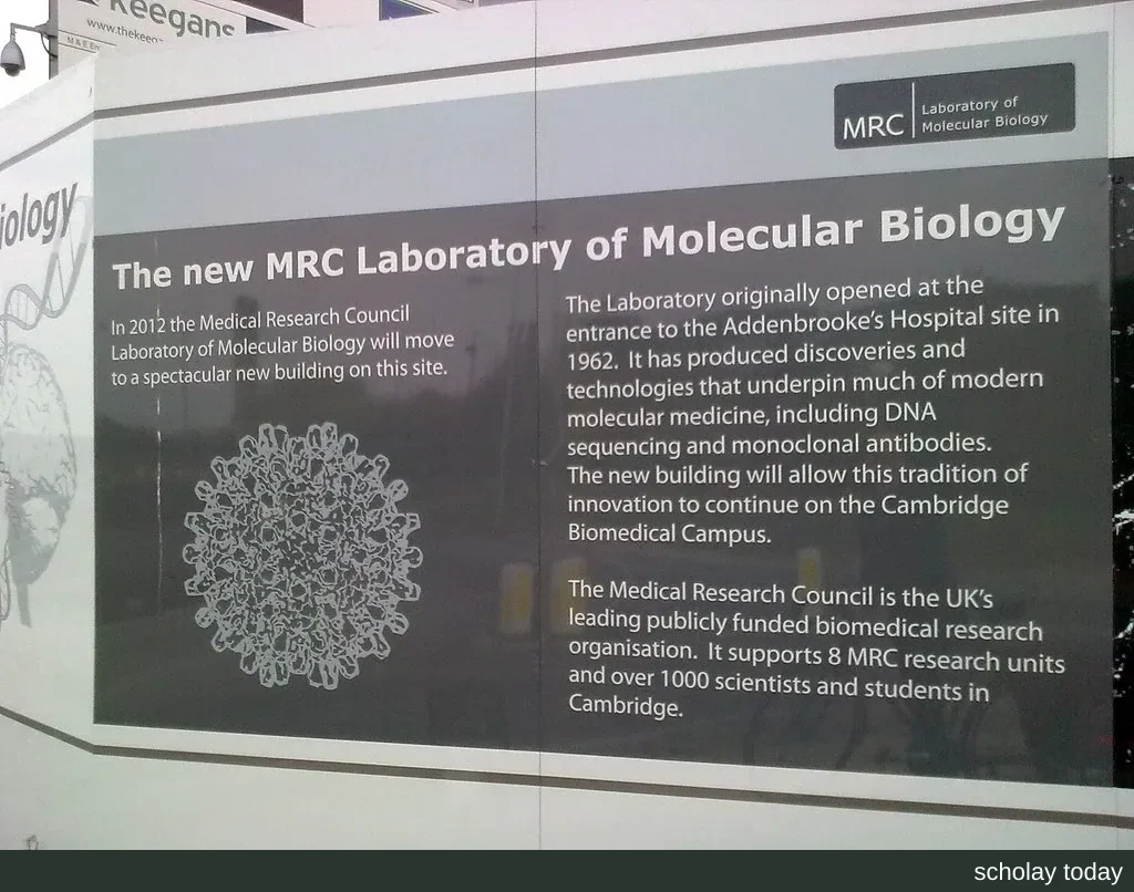 英国剑桥 MRC 分子生物学实验室(LMB)新大楼的外景照片,展示这座医学研究理事会下属研究机构的建筑外观